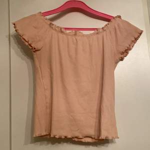 Gullig rosa off shoulder topp från Gina tricot, köpare står för frakt