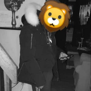 Äkta moose Knuckles 3q - Äkta moose Knuckles 3q i fint skick kan ev tänka mig byte. Storlek medium i ny skick med tillbehör. Hör av er för bättre bilder. Buda men inga skambud få den kostade 11500