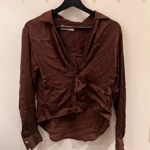 Brun blus från Urban Outfitters - Brun blus köpt på Urban outfitters. Endast använd 1 gång så i fint skick (även om den är lite skrynklig på bilden 😂) Storlek XS.