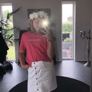 Vit skjol och rosa Calvin Klein tröja - Andvänt några få gånger. Den rosa tröjan har en liten orange fläck på ryggen