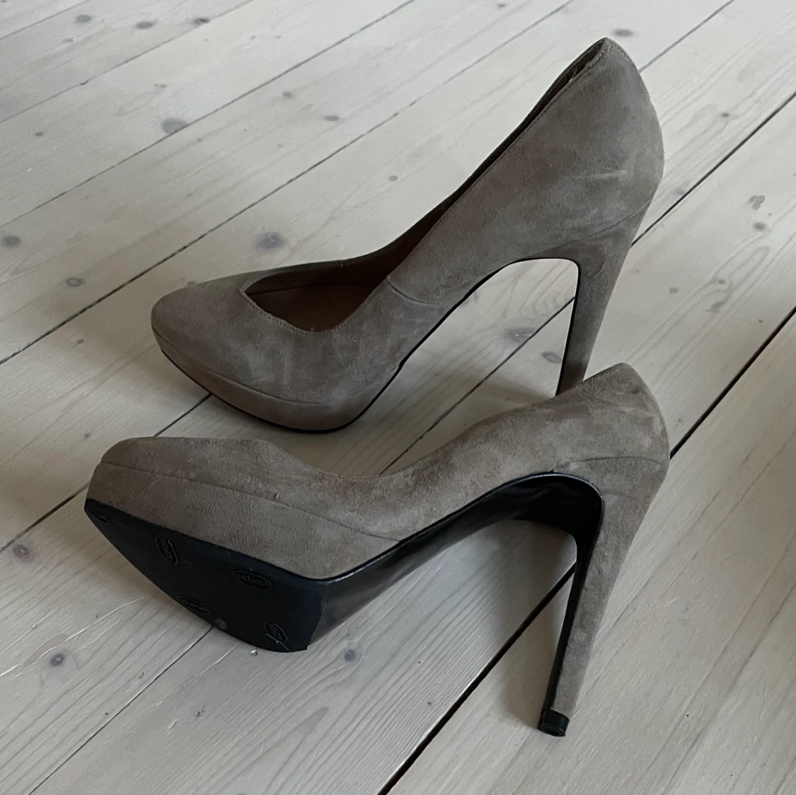 Rizzo Oanvända Mocka Pumps i stl 38
