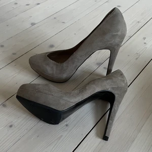 Rizzo Oanvända Mocka Pumps i stl 38 - Nya Oanvända Rizzo Pumps i mocka stl38. (Kostade 1895kr) Köp mina nu för endast 399kr!!
