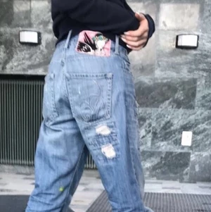 Bik bok - Baggy/lågmidjade jeans från bikbok dom är ganska rare men jag vill byta stil så nu säljer jag dom ! Snabb affär = fri frakt ❤️ (några gula fläckar )