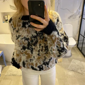 Mysig tröja - Supermysig stickad tröja köpt i Paris men som aldrig kommer till användning. Har ni några frågor så är det bara att skriva!💕obs. Frakt tillkommer☺️