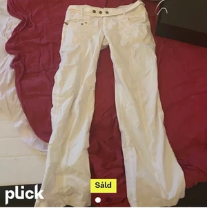 Vita lågmidjade byxor💎 - (PRISET KAN diskuteras vid snabbt köp) Köpta här på plick och sååå snygga verkligen men var tyvärr lite för stora för mig 💓❤️ Vita, fickor där bak (LÅNAD BILD) Så snygga detaljer ❤️ Passar böst storlek S - M❤️