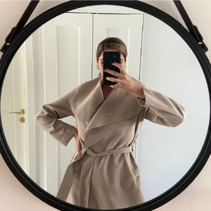 Beige kappa - Beige kappa, går ner över till knäna. INTE mina bilder, skriv privat för fler:)