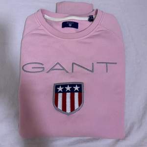 En rosa Gant sweatshirt som är väldigt fin och använd endast 4 gånger så nästan helt ny. Säljs pågrund av att den inte kommer till användning. Nypris: 1099. Skickar fler bilder om det behövs