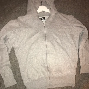 Grå zip hoodie  - Jätteskön grå zip hoodie med asbra passform. Kommer ej till användning längre och säljer därför:) Skriv gärna vid frågor!