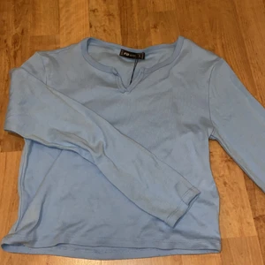 Blå topp  - Blå topp från newtorker , storlek L men skulle definitivt säga att den är mer M 🦋