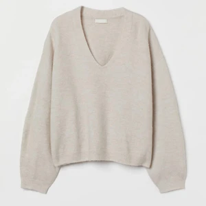 Stickad tröja - Säljer denna stickade tröjan ifrån hm. Använd endast 1 gång och är i nyskick! 