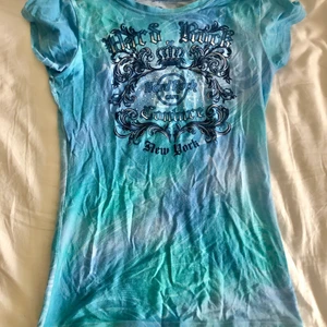 T shirt - Blå rock tröja! Köpte här på Plick med den kom aldrig till användning! Köparen står för frakten . Kontakta vis inteesse eller frågor