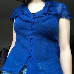 Blus - Världens vackraste blus i genomskinligt material i storlek L (passar även mig med M) men använder den tyvärr aldrig. Fint skick förutom att tyget är lite glest vid vissa sömmar (bild 3)⭐️ 