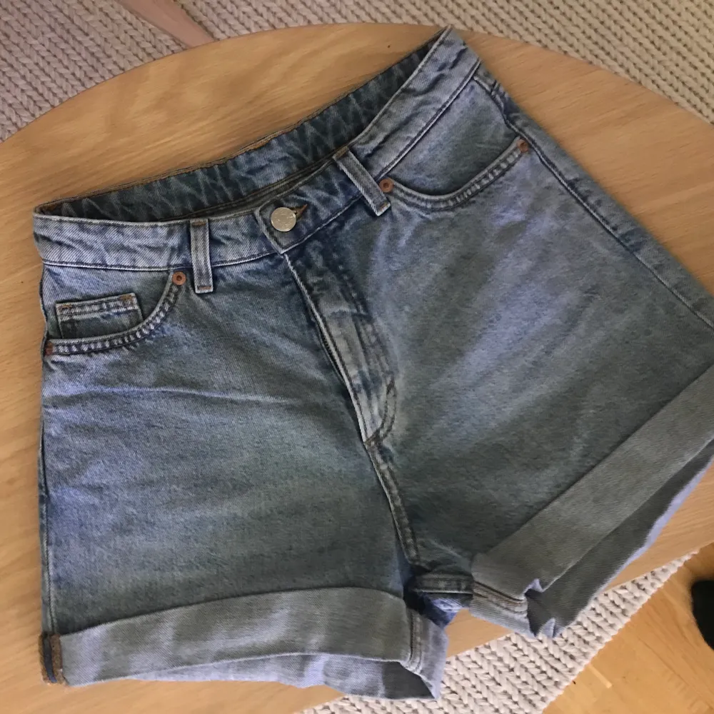 Blå jeansshorts från Monki, storlek 26 men jag skulle säga att de passar XS då de är för små för mig som brukar ha S. Prima skick! Om du köper någonting i min shop för över 50kr så får du något för 20kr på köpet (det finns en hel del att välja bland).. Shorts.