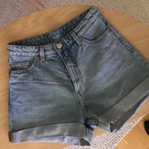 Blå jeansshorts från Monki, storlek 26 men jag skulle säga att de passar XS då de är för små för mig som brukar ha S. Prima skick! Om du köper någonting i min shop för över 50kr så får du något för 20kr på köpet (det finns en hel del att välja bland).