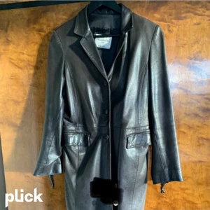 Retro skinkappa! - Knälång retro skinkappa av Pallessimo Paris, köpt på Plick men säljer vidare pga tycker inte om hur den satt på mig! Ca strl S. Några hål på insidan annars väldigt fint och mjukt skin. Lånade bilder 💜