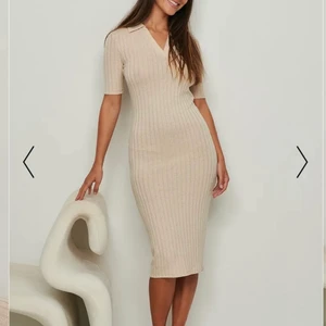 Ribbstickad midi-klänning - Oanvänd, ribbstickad midi-klänning med kroppsnära passform. Mjukt, skönt och stretchigt material. (Bilder från hemsidan)