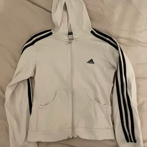 adidas hoodie - adidas hoodie. använt skick, har en fläck.. går förmodligen att bleka bort med klorin. annars fin