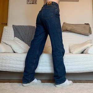 Mörkblå Jeans - Säljer dessa coola jeans i storlek W34, 87cm midja och 82cm innerbenslängd💙 Jag på bilderna är 172cm lång och brukar bära storlek 38/W28/S-M🖤