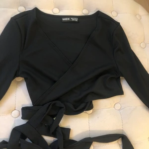 Topp - Fin topp från Shein. Ganska kort. Aldrig använt. Frakt betalas av köparen.