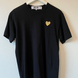 CDG T-Shirt  - CDG T-Shirt ”Gold heart”. Storlek M, passar S. Använd ett fåtal gånger, som nyskick
