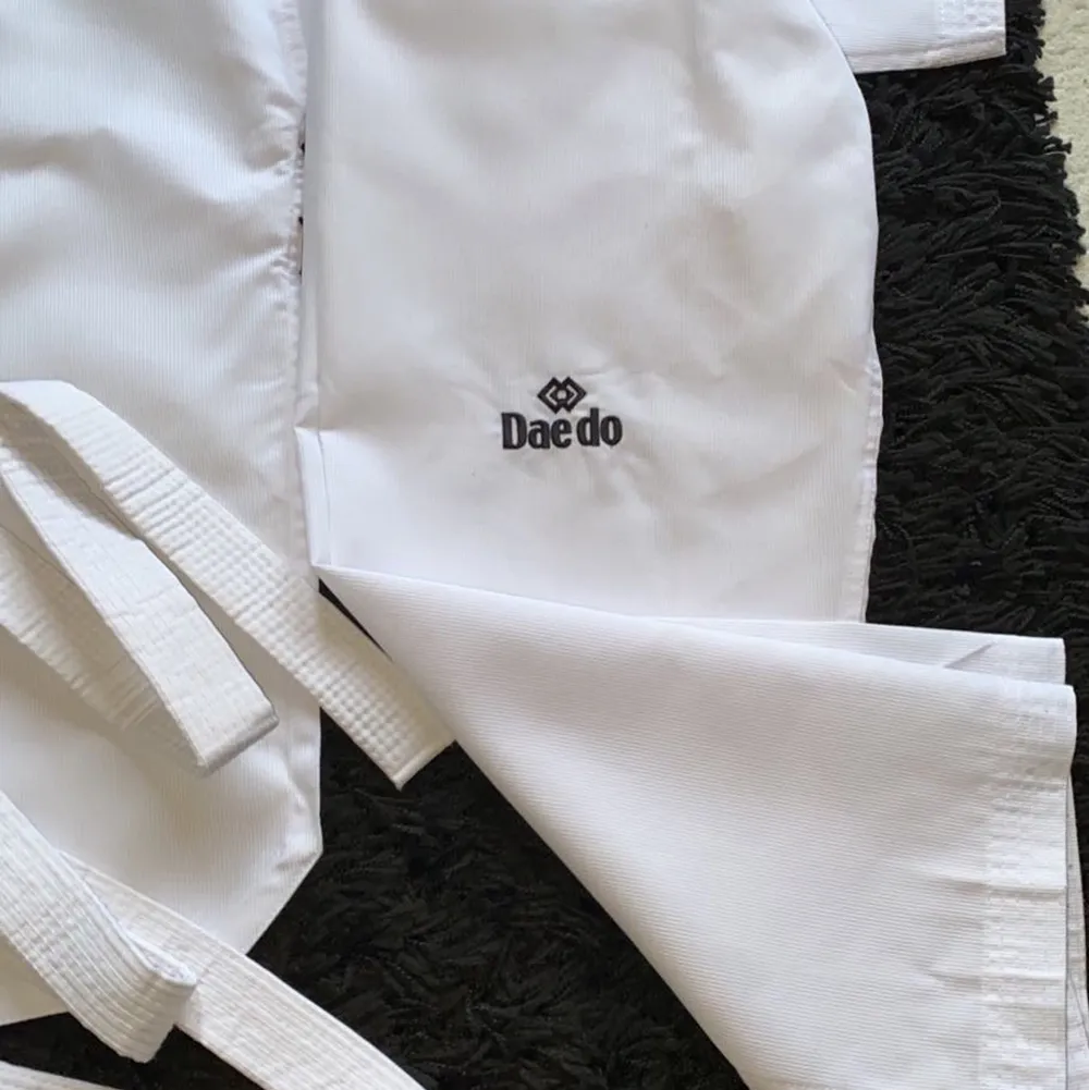 Det här är taekwondo kläder, de är helt friska från smuts eller skador. Dessa är endast använda 3-4 gånger. De är i storlek 150 så passar en kanske liten tjej/kille runt 9-12 år beroende på storleken. De följer med ett bälte med taekwondo tryck på. De är köpta för 1000 kr men säljer för 600 kr. . Muu.