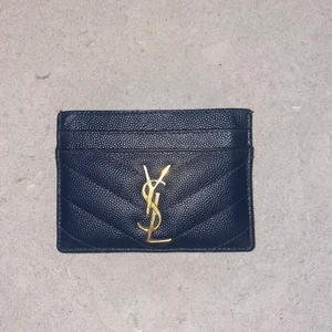 Korthållare YSL  - Säljer nu min nästan oanvända korthållare från Yves saint Laurent. Köpt på selfridge i London. Serienummer finns i den!