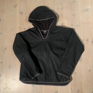 Vintage Nike jacka - Vintage Nike jacka från tidigt 2000 tal som man ser på taggen i nacken! Väldigt bra för ett fett halsband ska hänga ut! Skick 6/10 svag cracking på axlarna annars väldigt bra för sin ålder! Storlek XL men sitter mer som en L