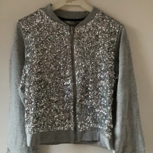 Glittrig kofta - Grå kofta med silvriga paljetter stl 146/140🙌🏽 bra skick