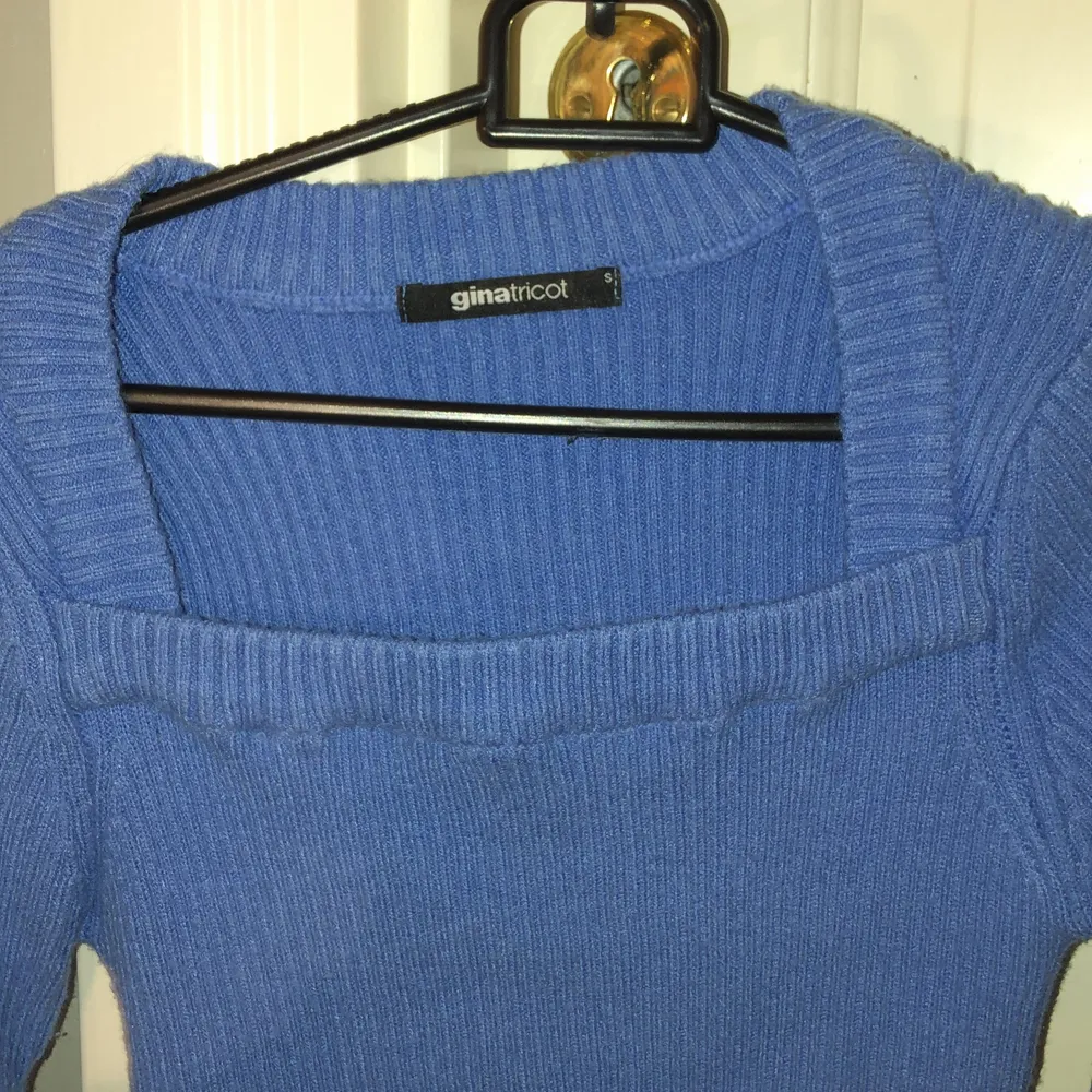 En skön blå tröja från Gina med en kvadratringning eller vad man ska säga, är nästan oanvänd då jag inte gillar tajta kläder men sitter jättefint på! Säljer för 100kr+frakt (strl S)❤️❤️. Tröjor & Koftor.