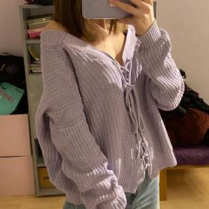 Väldigt fin och skön tröja i färgen lila. Den är offshoulder men fortfarande väldigt varm, inte längre min stil därför säljer jag den! 