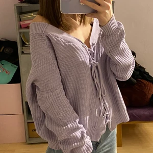 Off shoulder tröja - Väldigt fin och skön tröja i färgen lila. Den är offshoulder men fortfarande väldigt varm, inte längre min stil därför säljer jag den! 