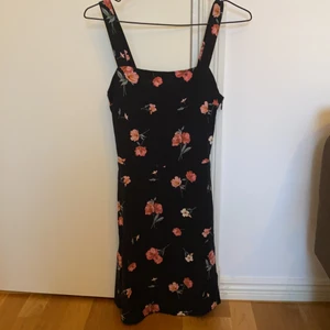 Blommig klänning - Blommig svart kort klänning