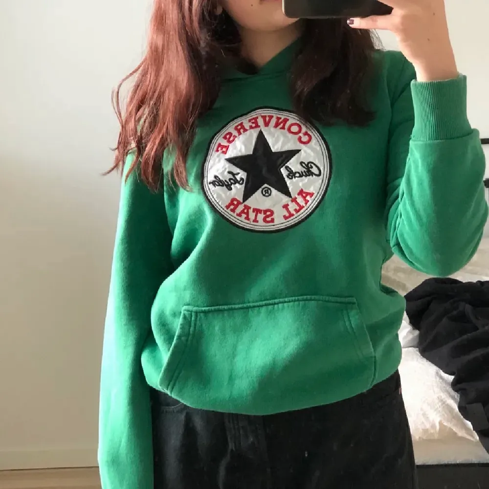 cool grön hoodie med converse-märke på bröstet, köpt för flera år sen men inte använd så mycket så den e tp som ny!! inte nopprig eller så 😇 lappen säger XL men personlogen skulle jag säga S/M om man vill att den sitter som hoodies brukar, men såklart passar den upp till XL bara att den blir lite tightare då! kontakta gärna vid frågor eller funderingar 💞💞. Hoodies.