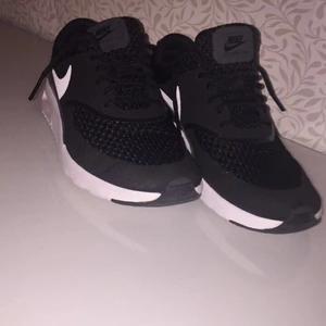 Nike air tavas gs  - Ett par snygga skor, skorna är använda ändast 1 gång inomhus och har sedan bara legat hemma för att dom blivit för små, skorna är köpta för 799kr och finns nu i Eskilstuna och priset lätt sänkas. Vid intresse kan fler bilder skickas privat.