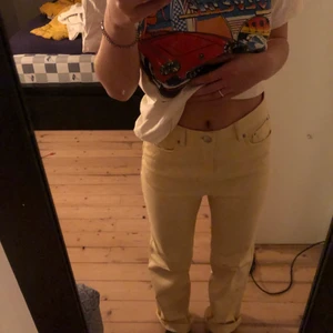 Gula jeans - Gula jeans, knappt använda. Sälj pga att de är för stora. Köparen står för eventuell frakt. 🌸