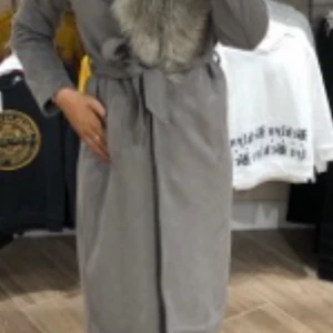 River Island kappa Beige/grå - Säljer nu min finaste grå/beige mocka kappa som är i storlek S. Pälsen är avtagbar vilket man ser på bild två. Inköpt dyrt så säljes för 450