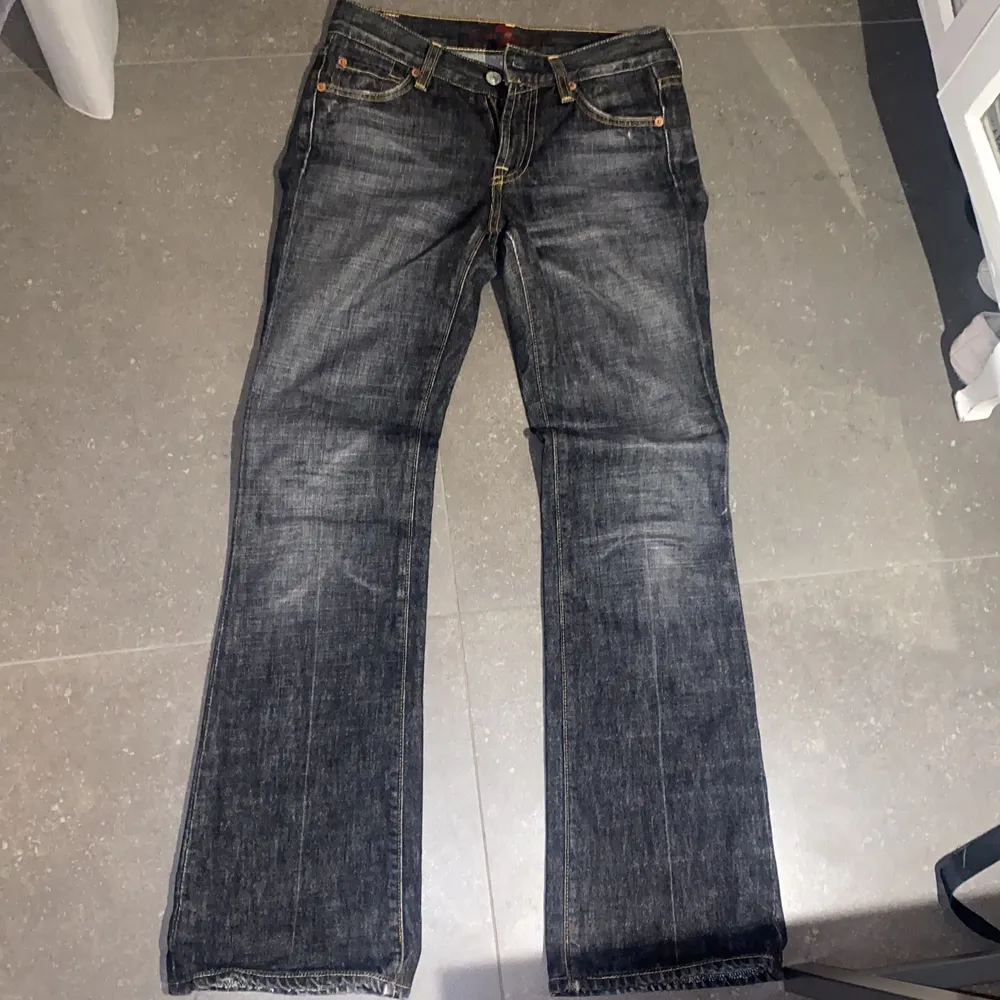 Lågmidjade bootcut jeans från 7 For all mankind, skit snygga och bra kvalite!! Storlek 24, gråa och urtvättade 💘 MÅTT: 100 cm i längd (75 i innerbenslängd) och 69 cm i midjan 😇. Jeans & Byxor.