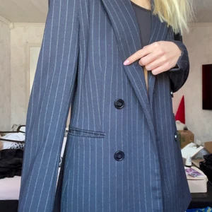 Kavaj - Säljer min marinblåa kavaj från H&M i storlek 34 🤍 använd fåtal gånger så den är i nyskick 🌷 kavaj är lite oversize, köparen står för frakten ✨