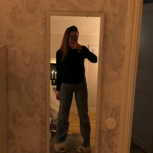 Zara jeans - Säljer ett par asfina jeans från zara då de inte kommer till användning. De köptes för 399kr. Det är deras full lenght med råa kanter. Sparsamt använda och använd ca 10 ggr. Jag har även klippt av dem så de passar mig som är runt 1,67💞