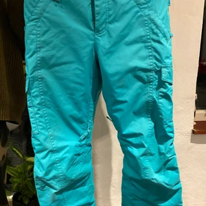 Burton termobyxor strl JR XL 156-164 - Burton termobyxor i slitstarkt material. 