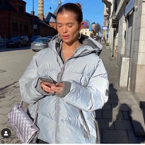 Dunjacka från Svea - Silvrig/reflex dunjacka från Svea, strl S ❤️‍🩹 Använd under förra vintern, men i fint skick! Nypris ca 2500kr 