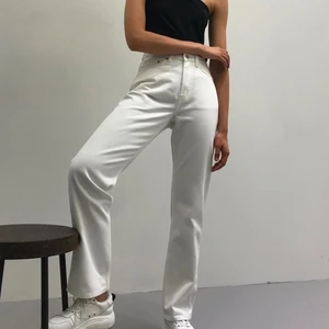 Weekday Rowe jeans - Vita Rowe jeans från Weekday🧚🏻‍♀️ Använda men i super skick. Andra bilden är lånad men sista visar hur de sitter på mig som brukar ha 36-38 i jeans