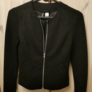 Svart tröja strl 34 - Tjockare tröja/kofta från hm strl 34. Något nopprig men lätta att ta bort för den som orkar. Köparen står för frakt ☺️