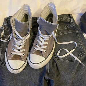 Bruna converse - Converse🌟🌟🌟 använda men ej slitna! Den vita tån är lite smutsig på bilderna men självklart fixar jag det innan jag skickar