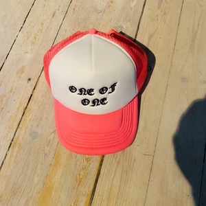 ONE OF ONE keps - Limited  edition ONE OF ONE keps (endast 200 i sverige). Aldrig använd bara testad. Priset kan möjligtvis diskuteras.