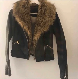 Jacka med päls - En jacka från river island i stolek S. Säljer pågrund av att den inte kommer till användning längre. Bra skick! Endast använd ett fåtal gånger. Nypris: 1200 , säljer för 500. Köparen står för frakt.
