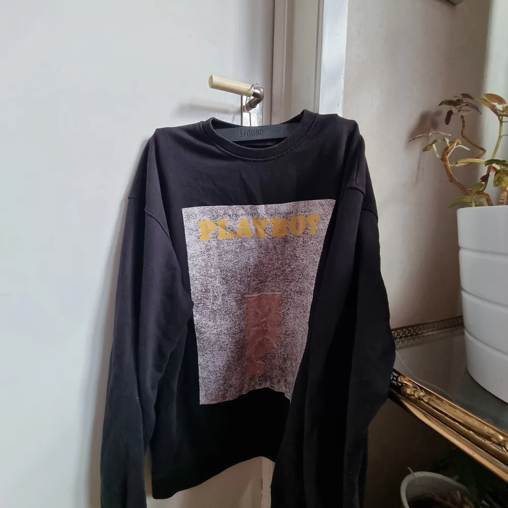 En limitied edition over sized playboy tröja med snygg slitning från Misguided!. Tröjor & Koftor.