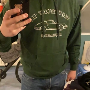 One of one tröja strl L - Fick denna tröjan i en mystery box. Den är storlek large men passar s/m lite oversized. Den har endast släppt på deras popup store och det fanns ett litet antal som sålde slut väldigt fort. Kan inte bestämma mig om jag gillar den eller inte men lägger ut den och kollar om intresse finns. Pris kan diskuteras isåfall