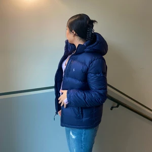 POLO RALPH LAUREN PUFFER JACKET - Polo Ralph Lauren dunjacka till salu. Köpt på kidsbrandstore 2018 men aldrig kommit till användning sen dess, alltså helt oanvänd och inga defekter alls. Just denna modellen finns inte i lager längre men liknande ligger på 2000kr originalpris. Jag säljer denna för 900kr. Jackan är i barnstorleken 160 (L) (14-16år). Sitter som en XS/XXS.