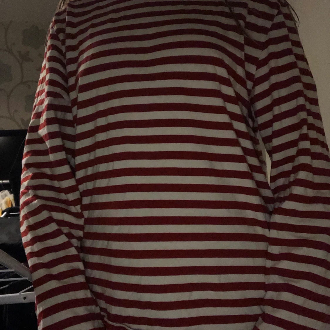 Randig röd tröja storlek S
